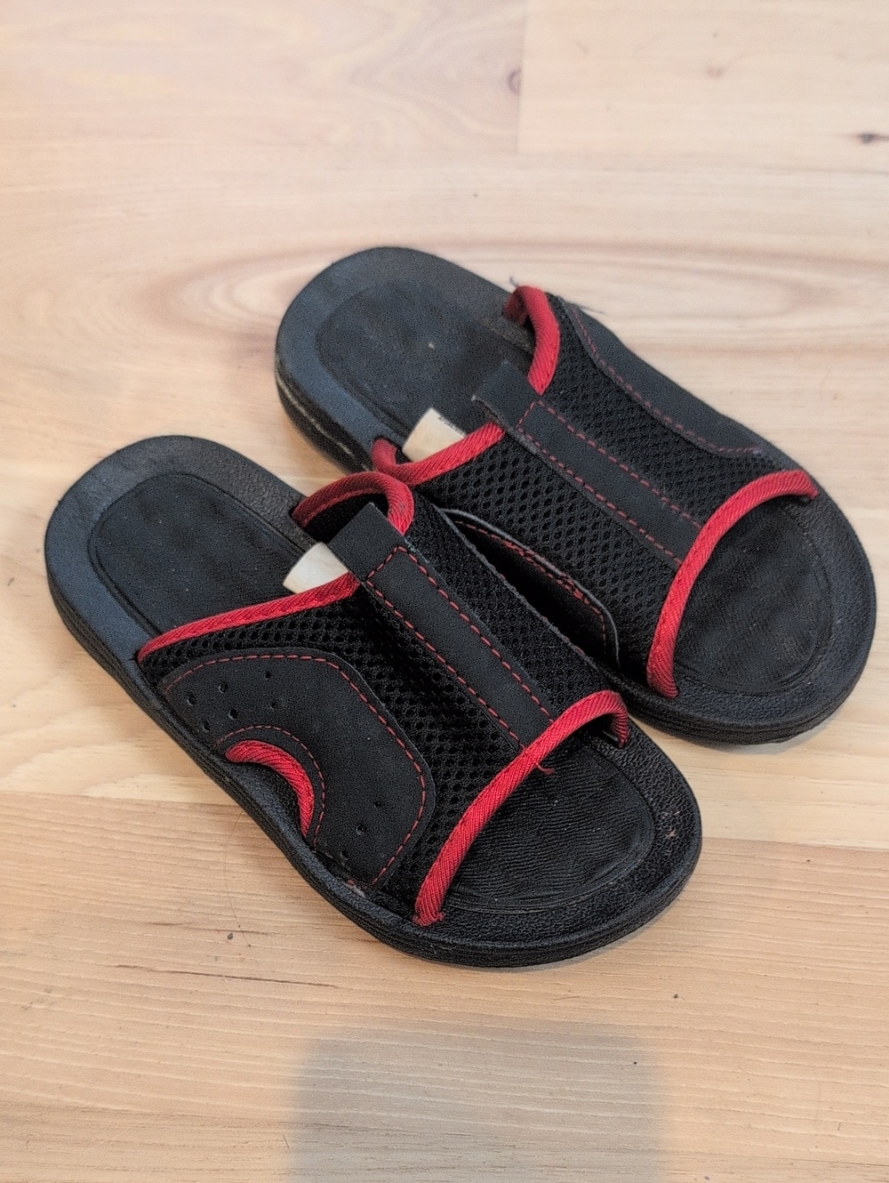 Source Unknown Black and Red Kids Slide Sandals